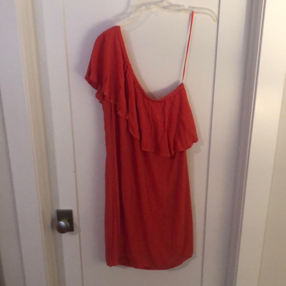 Wayf One shoulder coral dress, size L. Fully lined. Above knee. Semi-fitted